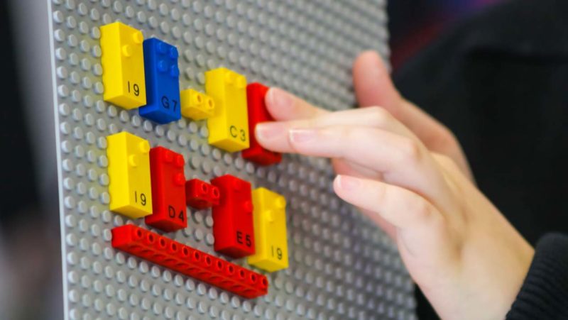 Lego quer facilitar ensino de braile usando jogo de peças