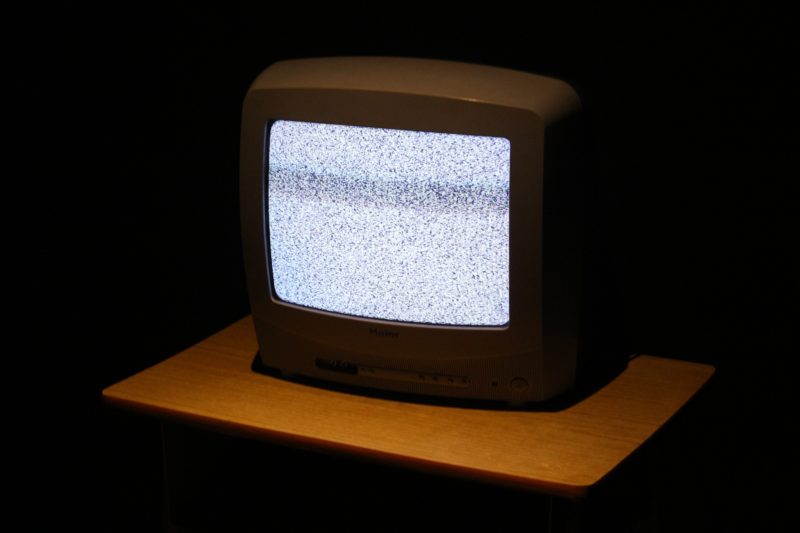 Ficar sentado vendo TV é pior para a saúde do que ficar sentado trabalhando, diz estudo