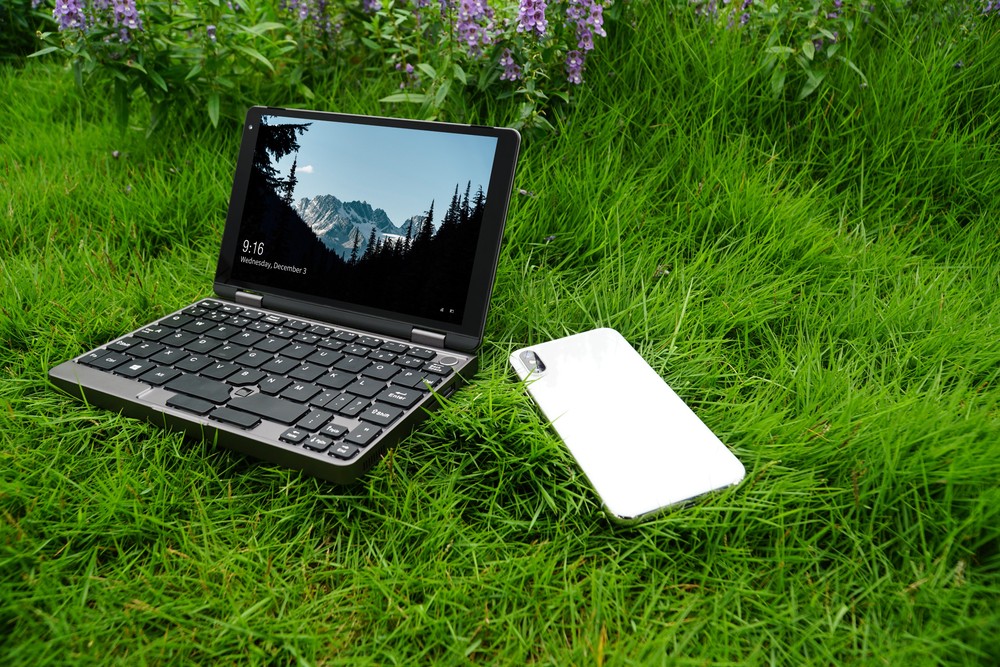 Mini notebook cabe no bolso e promete competir com MacBook Air