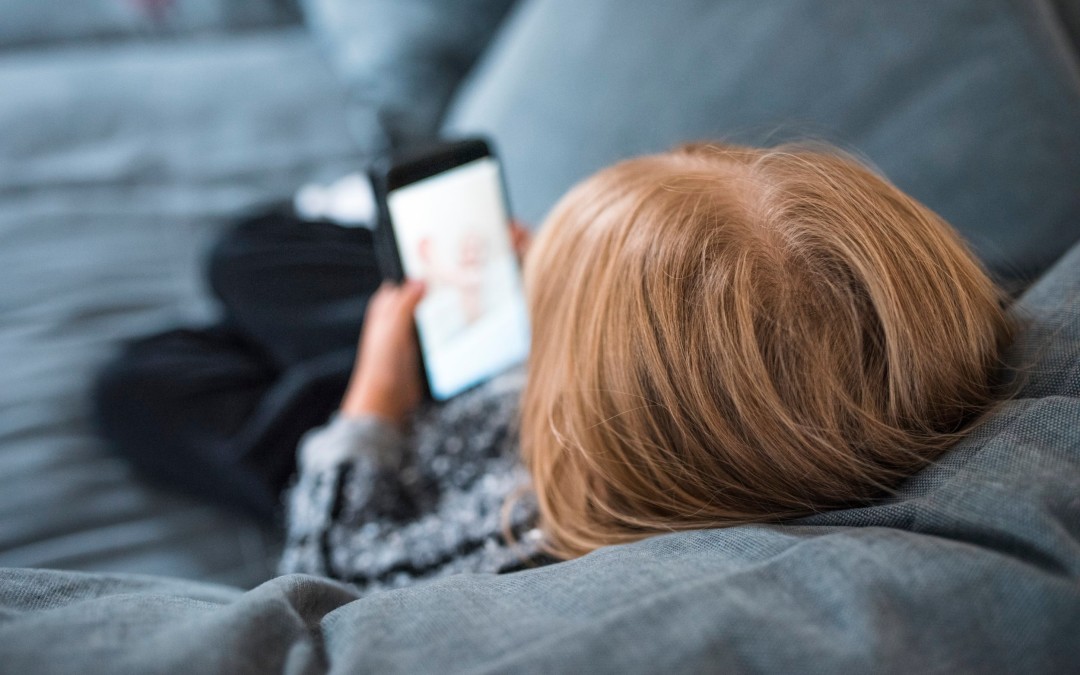 Jovens que ficam online mais de 9 horas por dia podem sentir mais ansiedade